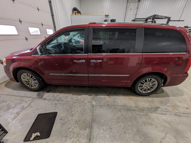 Town & Country Limited Edition 2014 in Cars & Trucks in Grande Prairie - Image 3