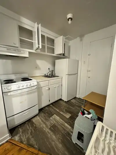 750 monthly rent Heating hot water free Near CLSC , PROVIGO,TD , ROYAL bank and 7min. From VENDOME m...