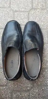 BLACK LEATHER CLARKS SHOES
