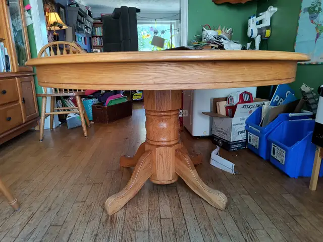 Round Wooden Dining Table with Leaf in Dining Tables & Sets in City of Halifax - Image 4