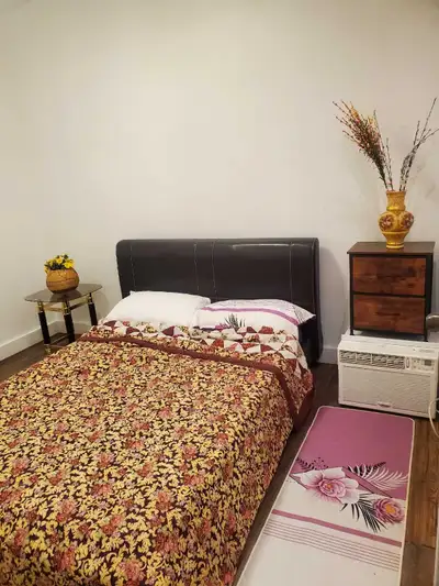 Il s'agit d'un très beau 3 1/2 meublé , avec une entrée privée à partager, composé d'un grand salon...