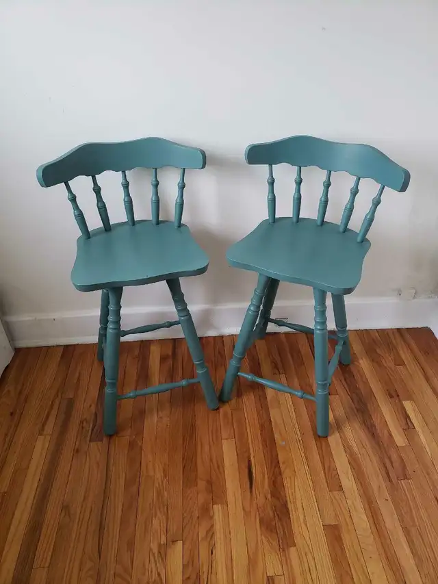 Gorgeous Refinished Solid Wood Aspen Valley Swivel Bar Stools in Chairs & Recliners in Kingston - Image 3