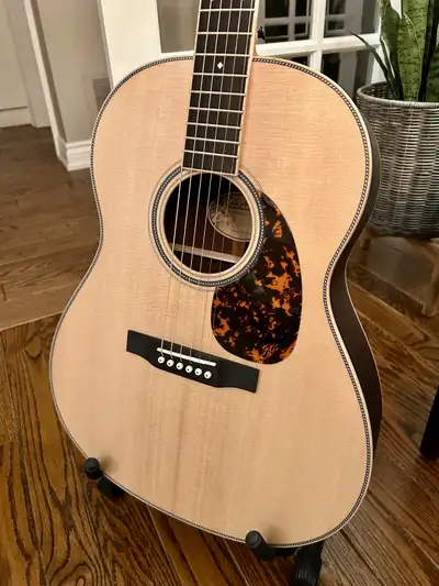 Like new condition. This is an extremely versatile, powerful, well-balanced guitar. Well suited for...