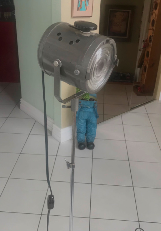 Vintage: lampe en métal pour photographie avec trépied ajustable dans Appareils photo et caméras  à Longueuil/Rive Sud