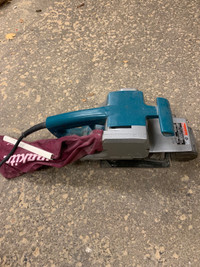 Makita 9924DB belt sander