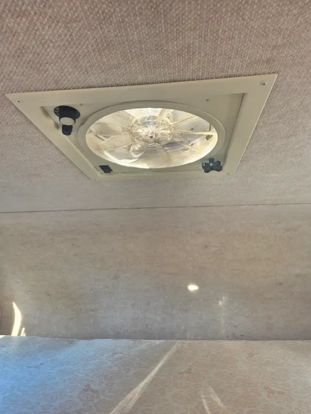 Westland 7.6 Truck Camper in Travel Trailers & Campers in Victoria - Image 11