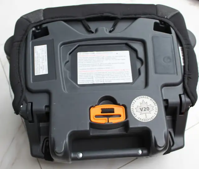 Chicco GoFit Backless Booster Seat w/ Cup Holders x 2 in Strollers, Carriers & Car Seats in Mississauga / Peel Region - Image 5