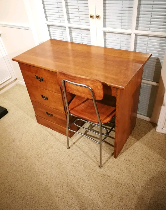 Solid hardwood desk with 3 deep drawers, excellent condition! Desks