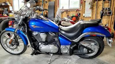 900 Vulcan custom 12350 km like new. Fuel injected, custom Vance and Hines pipes, chrome and rubber...