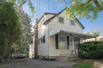 Unfurnished Room for rent near Mac Master University - Hamilton Ideal for University students. Share...