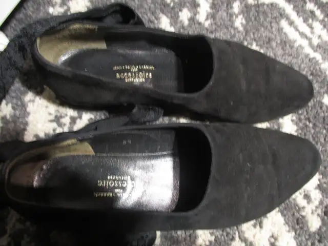 LES BALLERINES PLATES EN DAIM NOIR AVEC RUBANS   PARIS in Other in City of Montréal - Image 3