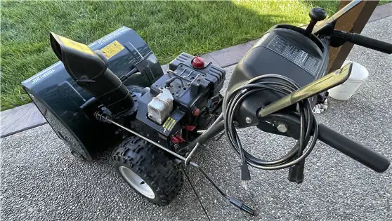 Yard Machines Snowblower 10HP 28-inch in Snowblowers in Mississauga / Peel Region - Image 5