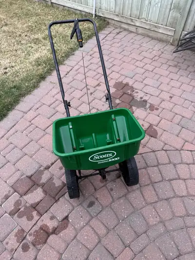 Scott’s Turf Builder Broadcast Spreader, View more