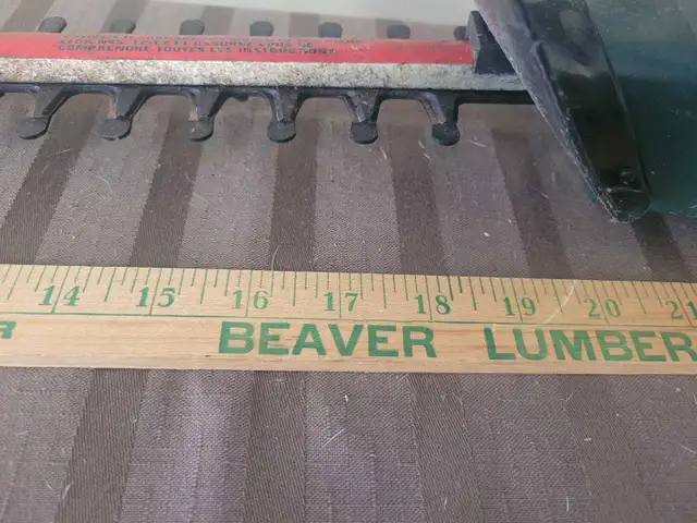 Yardworks Electric Hedge Trimmer 18" Blade in Lawnmowers & Leaf Blowers in Ottawa - Image 3