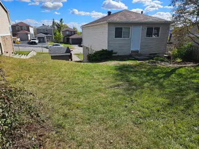 2 bedroom apartmet for rent on the second level of a duplex. Close to georgian college, RVH, georgia...
