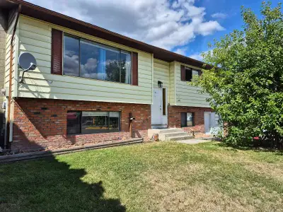 3 Bed, 2 Bath Top Floor for Rent – Merritt, BC. Location: Irvine Avenue, Merritt (Central/Quiet Neig...