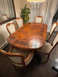 TABLE À MANGER ( 6 chaises) ET VAISSELLIER  EN BOIS -négociable
