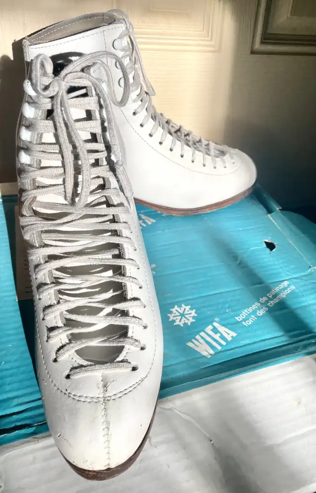 WIFA FIGURE SKATE LEATHER BOOT SIZE 8.5 in Skates & Blades in City of Toronto - Image 4