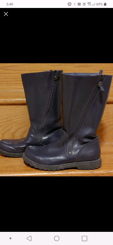 UGG Kid's/Lady's Amilia Patent Leather Boots in Kids & Youth in Mississauga / Peel Region - Image 2