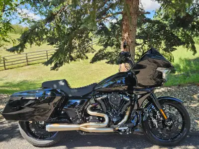 Custom Harley-Davidson Road Glide – Immaculate Condition Fully custom-built Road Glide with extensiv...