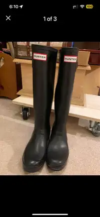 Women’s tall Hunter rain boots Size 9, black, matte,& adjustable