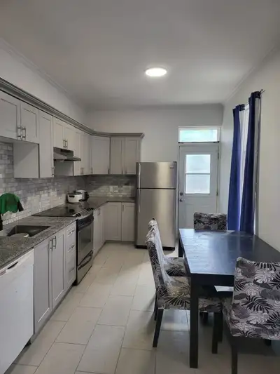 6 CHAMBRES MEUBLÉ DISPONIBLE JUILLET ET AOUT PLATEAU MONT ROYAL