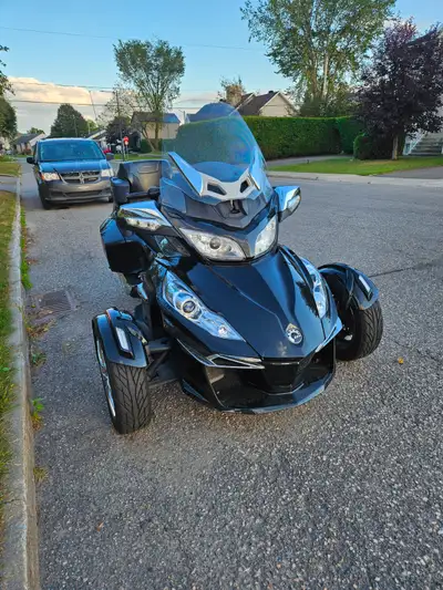 Superbe Can-Am Spyder RT Limited 2015 en condition exceptionnelle, pratiquement comme neuf! Full équ...