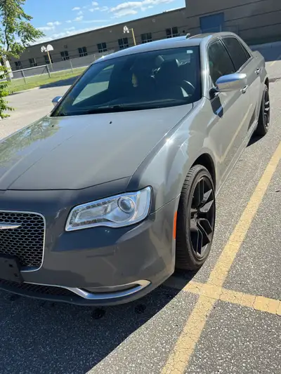 2019 Chrysler 300 C hemi V8 5.7 L cars clean never been in an accident. Enjoy best of both world, lu...
