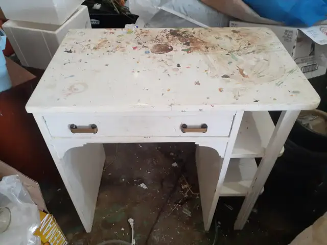 kid's playhouse desk  or   potting  shed  desk in Free Stuff in Barrie - Image 2