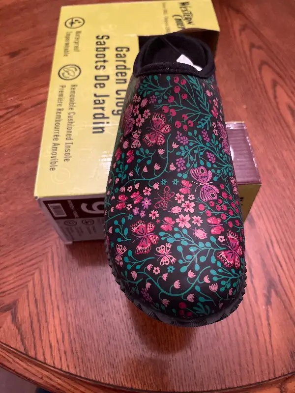 Women’s Garden Clogs. Shoes. Brand new Size 9 in Women's - Shoes in Oshawa / Durham Region - Image 3