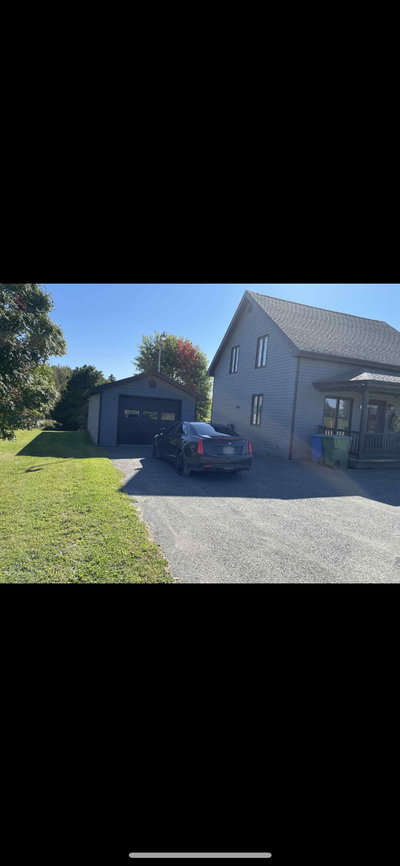 Maison a vendre 1 etage et demis avec cave pas terminer,4 chambres, 2 salles de bains completes et u...