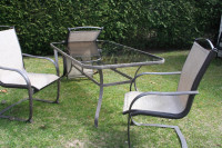 Table patio, terrasse, jardin  & 3 chaises (Livraison possible)