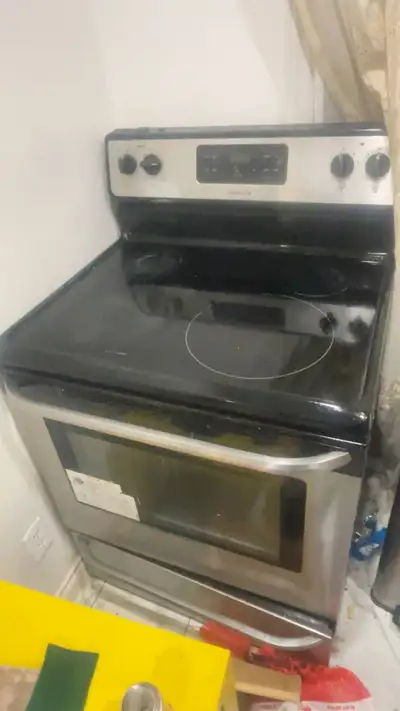 STOVE FOR SALE / CUISINIÈRE À VENDRE, View more