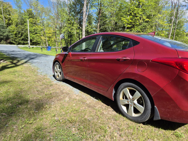 Hyundai Elantra 2013manuel 6 vitesses dans Autos et camions  à Sherbrooke - Image 3
