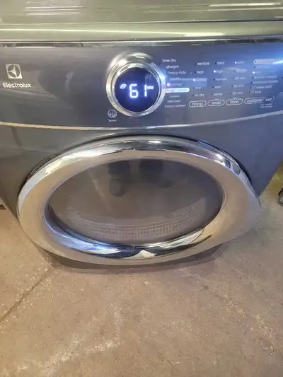 This pre-owned Electrolux dryer offers advanced drying cycles and premium performance for your laund...