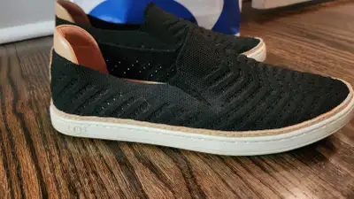 Selling a pair of Ugg Sammy Knit Chevron Sneakers Women's Size 7 Black. Asking $60 obo.