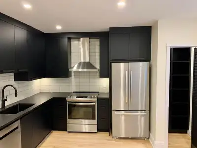 Fully renovated big 5 1/2 of 1000sf, lots of light, 2 balconies,