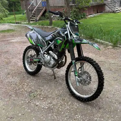 2021 Kawasaki klx230r , has electric start, efi, currently has lowering kit installed to lower seat...