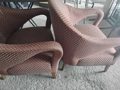 2 chaises tres comfortable beau tres propre leger usure un spot, View more