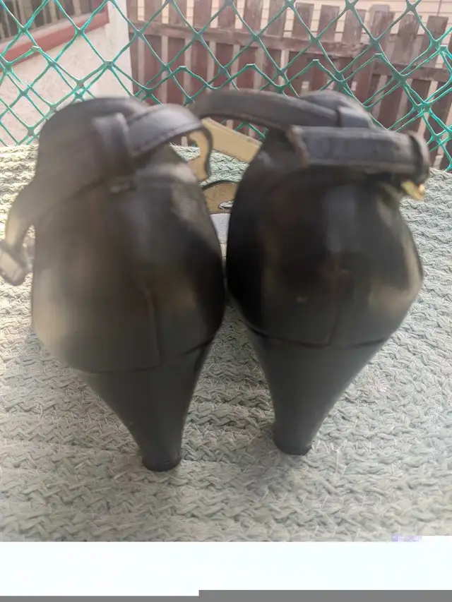 Tahari T-strap shoes - size 9 in Women's - Shoes in Calgary - Image 7