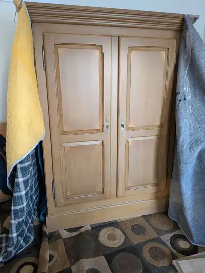 armoire en érable massif, View more