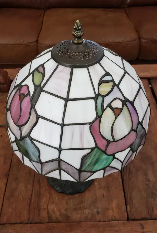 Tiffany Style Antique Stained Glass table Lamp in Arts & Collectibles in Calgary - Image 7