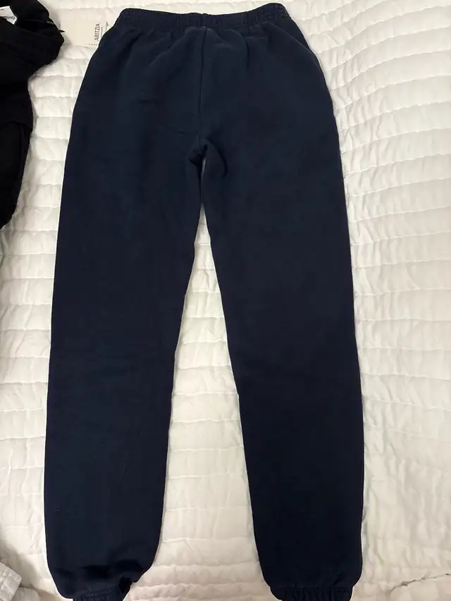 Aritzia sweatpants in Women's - Bottoms in Mississauga / Peel Region - Image 3
