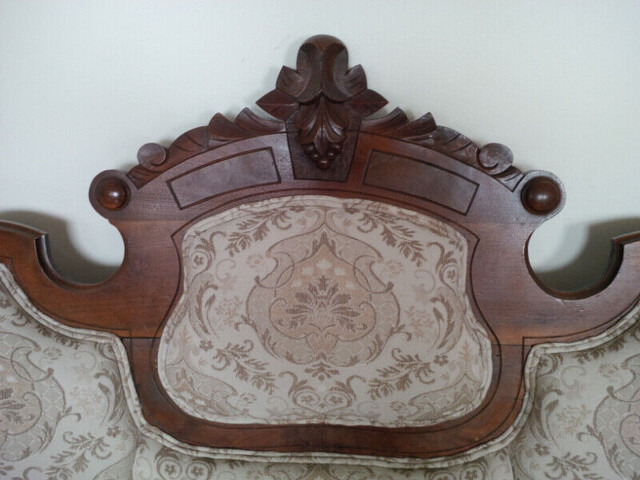 Beautiful Victorian Settee in Couches & Futons in Barrie