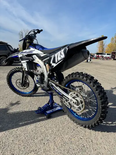 À VENDRE : YAMAHA YZ250F 2023 (ÉTAT NEUF) 27 heures d’utilisation, 1 seul propriétaire. Financement...