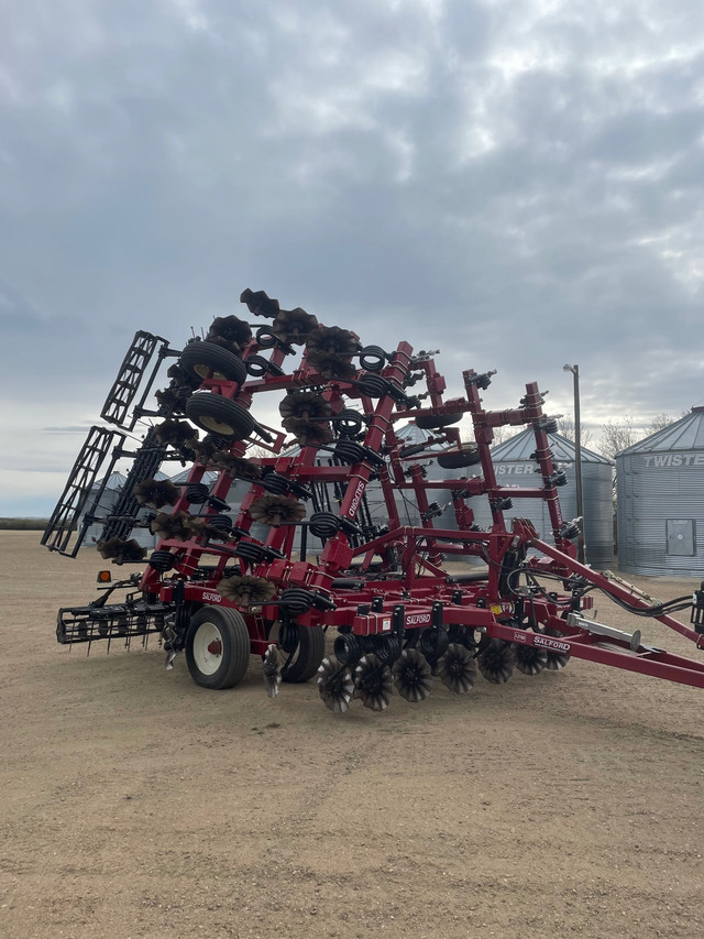 Salford 2141 vertical tillage in Farming Equipment in Swift Current