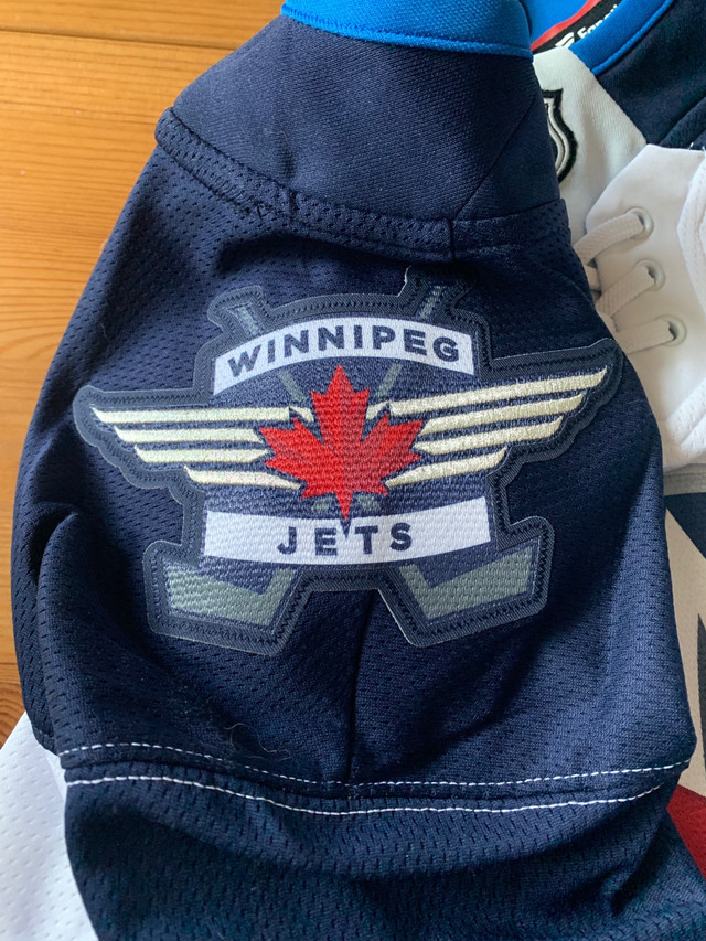 Winnipeg  jets jersey men’s large  in Men's in Winnipeg - Image 2