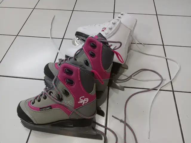 Patin artistique fille grandeur 12J /12Y (petite fille 4 ou 5 a) in Skates & Blades in Laval / North Shore - Image 5