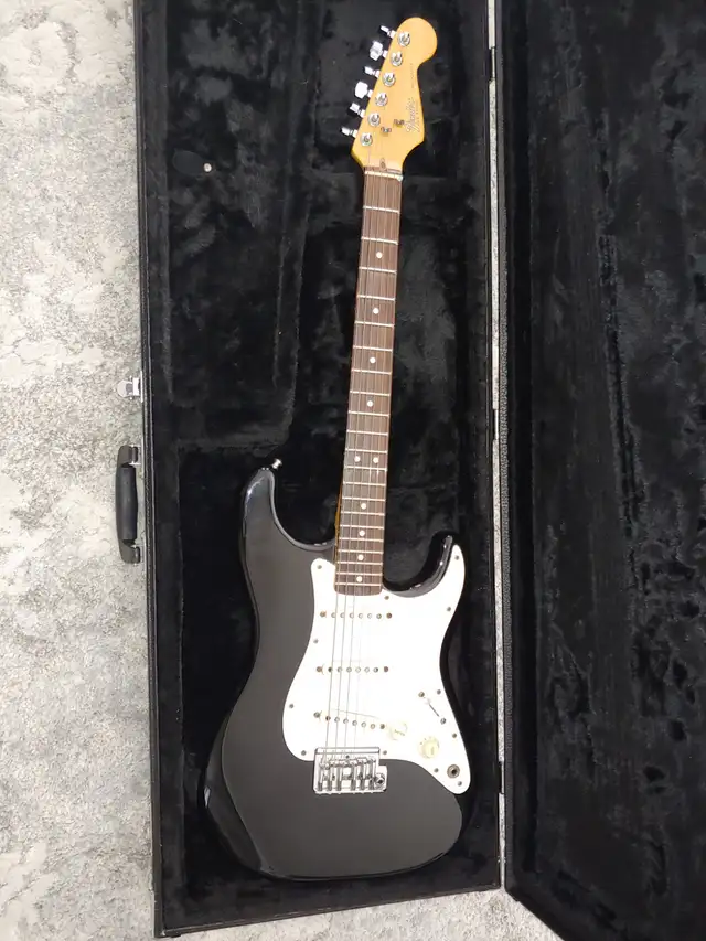 1983 Fender Stratocaster in Guitars in Kitchener / Waterloo - Image 2