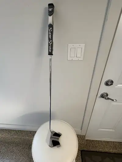 PUTTER SCOTTY CAMERON GAUCHER PHANTOM, TRÈS PEU UTILISÉ. COMPTANT SEULEMENT